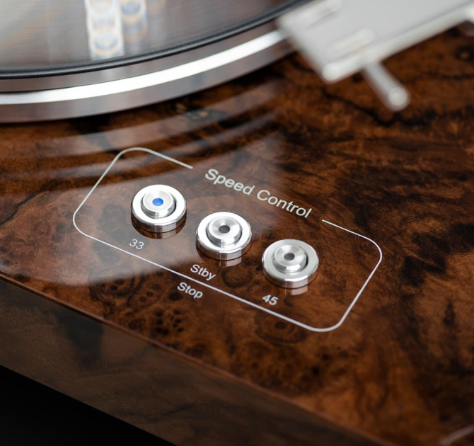 Project Signature 10 (no cartridge) - Turntable close-up of the speed control buttons "33", "standby/stop" and "45".