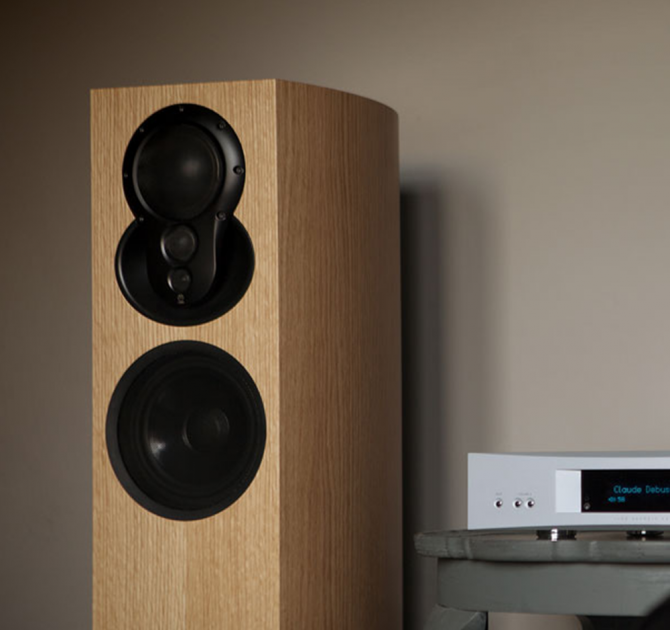 Linn Akubarik Exakt Loudspeaker in a living room - close-up on the top half