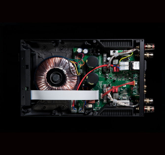 Cyrus Stereo 200 Power Amplifier's inside circuitry.