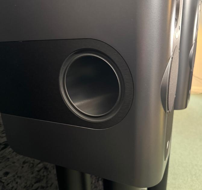 Kii Three System in black - view of the side