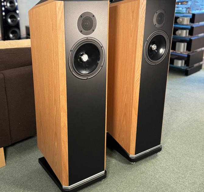 Ex-Demo Kudos Titan 707 - Oak