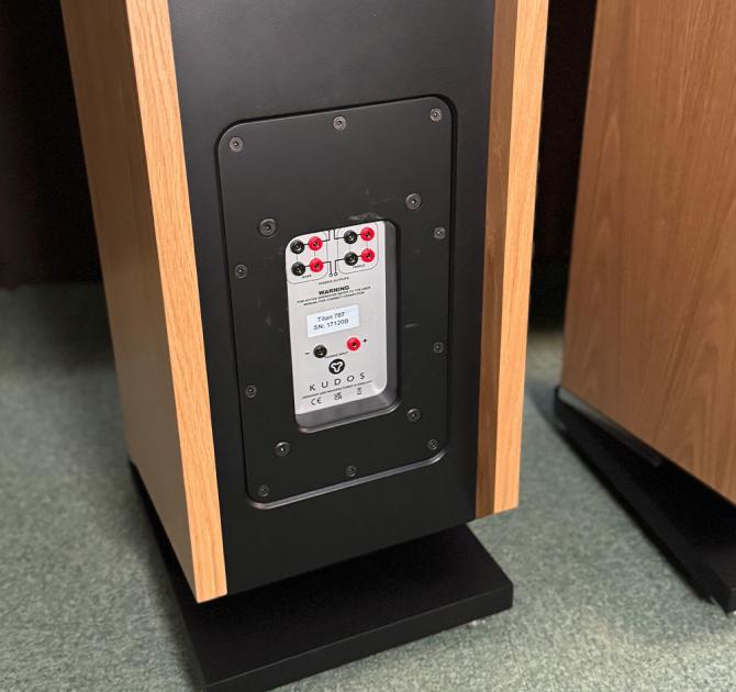 Ex-Demo Kudos Titan 707 - Oak