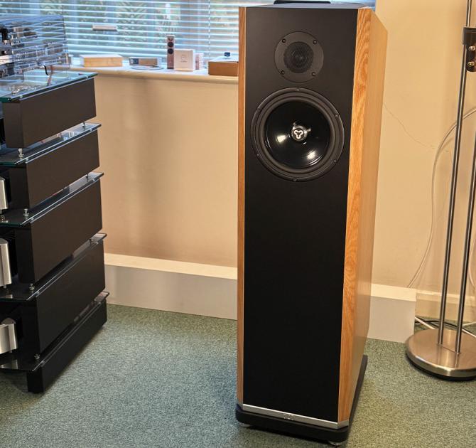 Ex-Demo Kudos Titan 707 - Oak