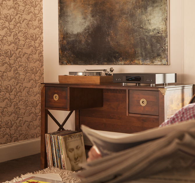Linn Akurate DSM on a sideboard, next to an LP12 with records on the floor.