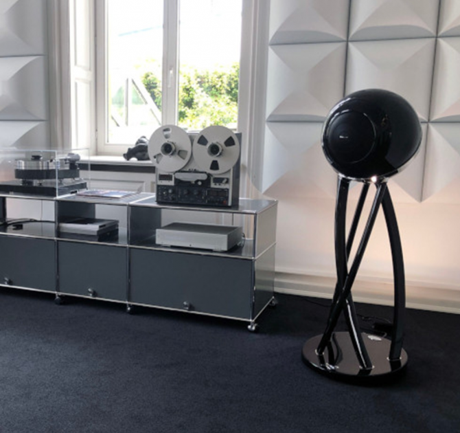Cabasse Pearl Pelegrina Loudspeaker in black in a living area.