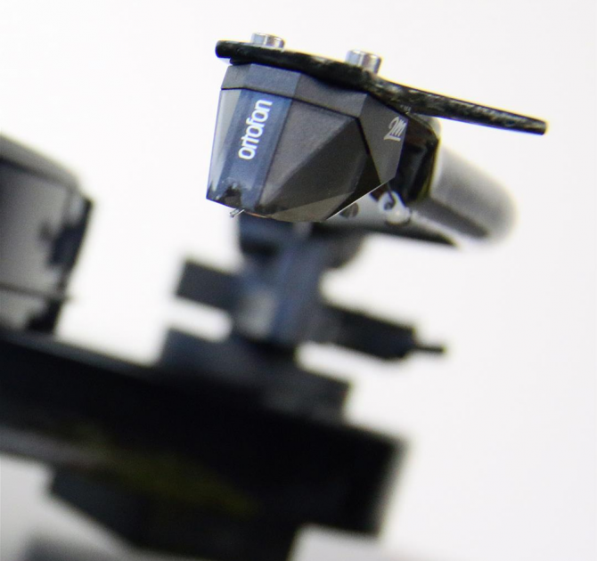 Project RPM 3 Carbon - Turntable close-up of the cartridge.