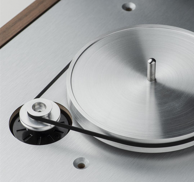 Project The Classic Evo with Quintet Red Cartridge - Turntable close-up of the belt.
