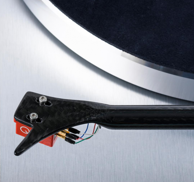 Project The Classic Evo with Quintet Red Cartridge - Turntable close-up of the tonearm and cartridge.