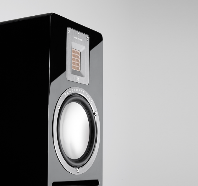 Audiovector QR1 in piano black - close-up