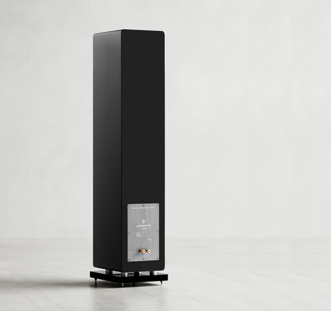 Audiovector QR5 in black, rear view