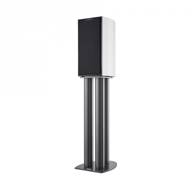 Audiovector R1 Avantgarde in white with grille on