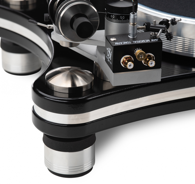 VPI Signature 21 Turntable.  corner close-up