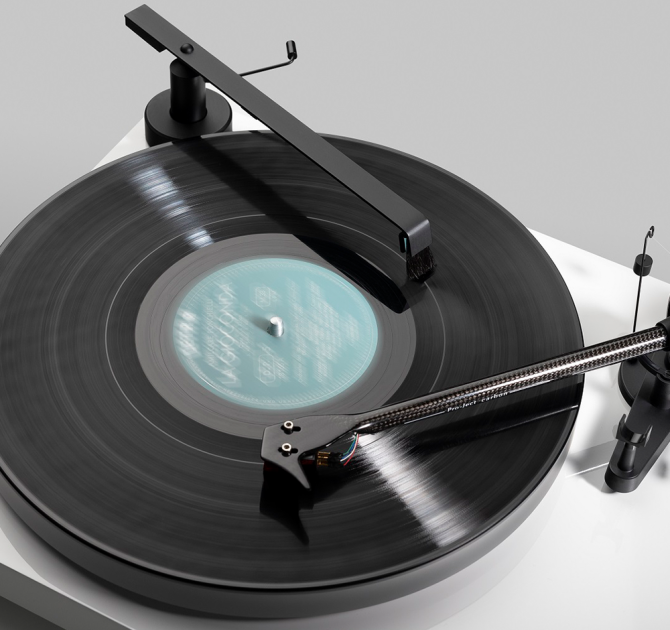 Project Sweep-IT E Real-time vinyl brush in black on a record