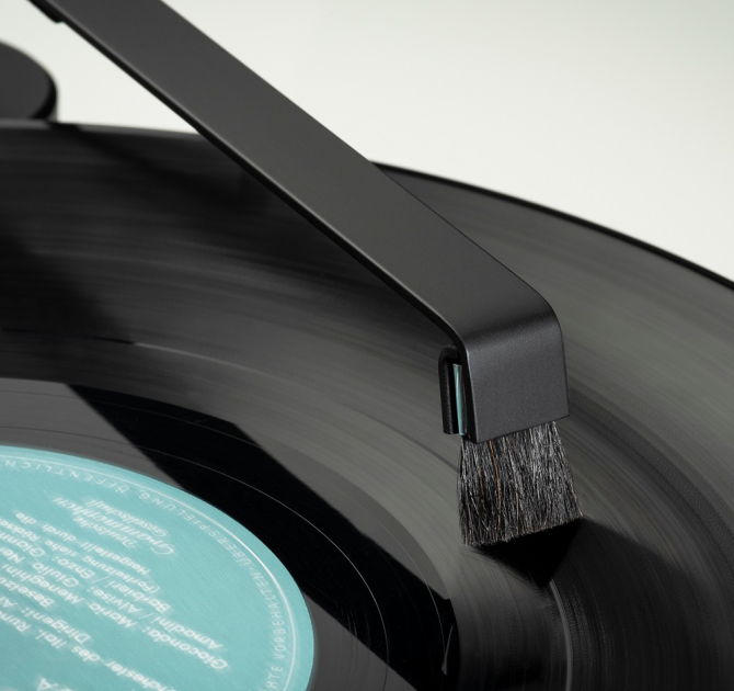 Project Sweep-IT E Real-time vinyl brush in black close-up on a record