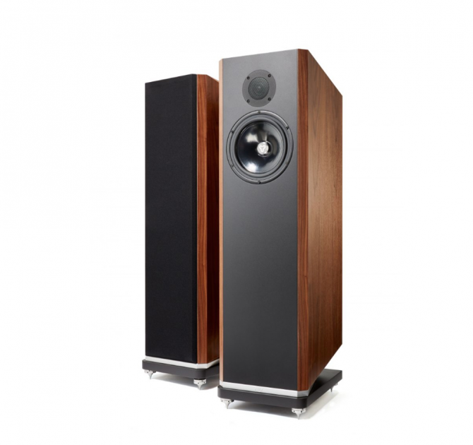 Kudos Titan 707 Speakers in Walnut