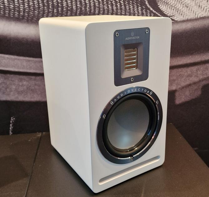 Audiovector QR1 in white on a table