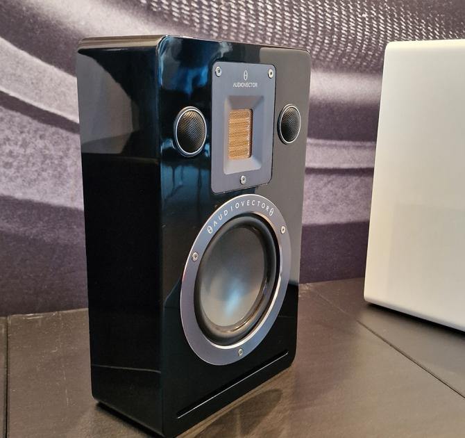 Audiovector QR Wall in black on a table