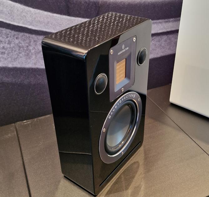 Audiovector QR Wall in black on a table