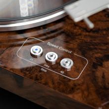 Project Signature 10 (no cartridge) - Turntable close-up of the speed control buttons "33", "standby/stop" and "45".