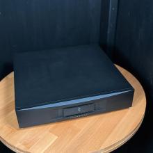 Linn Akurate ExaktBox-10 - Black on a wooden table