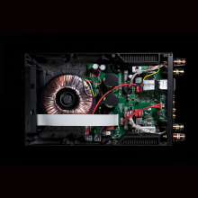 Cyrus Stereo 200 Power Amplifier's inside circuitry.