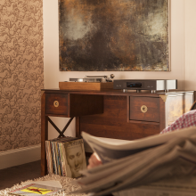 Linn Akurate DSM on a sideboard, next to an LP12 with records on the floor.