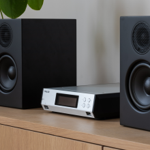 Melco N100 - HiRes Music Library - 5TB HDD, Silver between two speakers