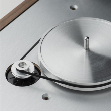 Project The Classic Evo with Quintet Red Cartridge - Turntable close-up of the belt.