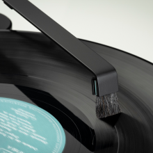 Project Sweep-IT E Real-time vinyl brush in black close-up on a record