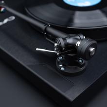 Cyrus TTP Turntable close-up of the tonearm