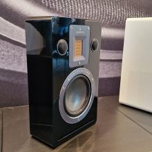 Audiovector QR Wall in black on a table
