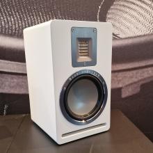 Audiovector QR1 in white on a table